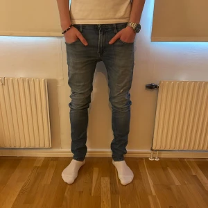 Replay Anbass - Ett par riktigt feta blåa replay anbass, w30 l32 midja 38 cm, längd 104 cm, passar perfekt för dig som söker ett par nya jeans till ett bra pris, skick 9/10 tveka inte på att höra av dig vid frågor!