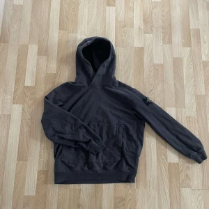 Svart hoodie från Stone Island - 1600 med stone jacka/overshirt