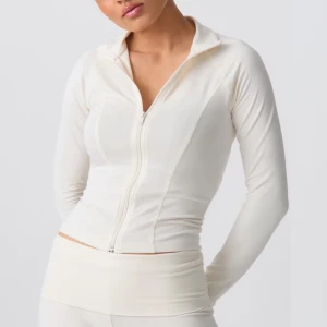 Träningsjacka Gina Tricot - Säljer en stilren vit långärmad tröja från Lululemon. Tröjan har en dragkedja framtill och en figurnära passform. Perfekt för en sportig look eller en avslappnad dag. Passar bra till både träning och vardag. OBS!! Är i storlek M men passar S lika bra!!