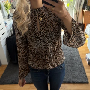 Leopard blus - Fint skick, använd ett fåtal gånger