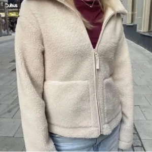 Beige teddyjacka med dragkedja - Mysig beige teddyjacka med dragkedja framtill. Jackan har en normal passform och är perfekt för kyligare dagar. Den har långa ärmar och två praktiska fickor framtill. Skriv för fler bilder❤️❤️ skulle även kunna byta mot nästan samma jacka fast i en annan modell som ockås är från hm❤️❤️