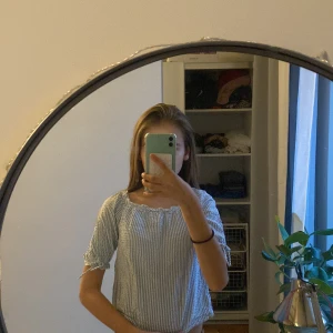 Super fin blå och vit randig tröja  - Säljer en söt blå och vit blus. Passar perfekt en sommar och vår dag. Kan bäras som of shoulder. Inga hål. Mycket bra skick och nästan inte använd