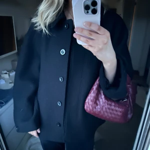 Cos kappa med luva  - En fin varm kappa från cos med luva. Luvan är inte med i bilden men har den och kan skicka bild om du vill se hur den ser ut på. Väldigt varm och skönt till kallare väder och mysig. 💗🍁❄️ Nypriset ligger på 2000kr. 