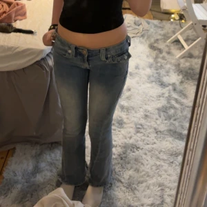 True religion  - Säljer ett par blå true religion byxor. Low waist och flared, även uppsydda. Köpta på plick.
