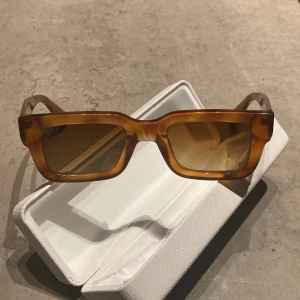 Havana 05 solglasögon från Chimi - Snygga solglasögon från Chimi 05 stilen. De har en stilren design och kommer med ett vitt fodral för säker förvaring. Perfekta för soliga dagar!