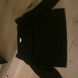 Svart offshoulder tröja från H&M - Säljer denna offshoulder tröjan från HM, storlek xs 🥰