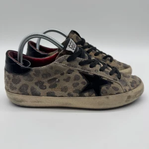 GOLDEN GOOSE SNEAKERS  - Golden Goose sneakers - Skick: 9/10 - Tillbehör: Enbart skorna - Storlek 37 - Nypris: runt 6000kr - deluxecloset