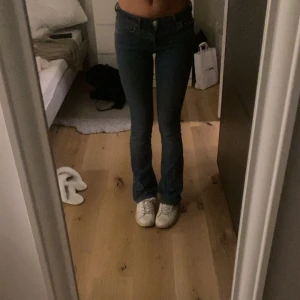 Blå jeans från Zara - Säljer ett par snygga blå jeans från Zara. Har haft dom ett tag nu. Dessutom så har dom ett litet litet hål som man egentligen inte riktigt märker.🥰