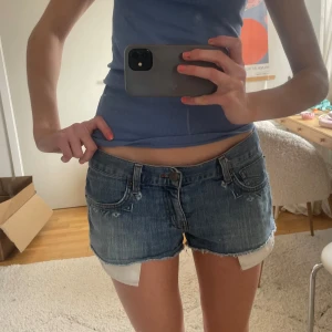 Blå jeansshorts med broderi - Lågmidjade jeansshorts från vans med broderade detaljer💗