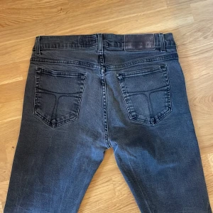 Tiger of Sweden Jeans - Ett par snygga grå jeans från Tiger of Sweden. De har storleken 31/32 och modellen Slim. Mitt pris: 250kr. Tveka inte det minsta på att kontakta mig vid frågor.