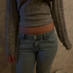 Ljusblåa jeans  - Snygga jeans med  låg midja . Byxorna har  knappar på bakfickorna. Så fina för en basic outfit 