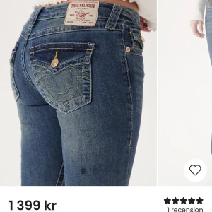 Blå jeans från True Religion - Skit Snygga lågmidjade blå jeans från True Religion helt nya å annvända en gång å säljer nu då dom va för stora 