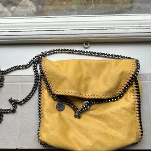 Stella McCartney väska - Väldigt fin vår/sommar Stella McCartney väska. Säljs då jag inte använder den längre. 