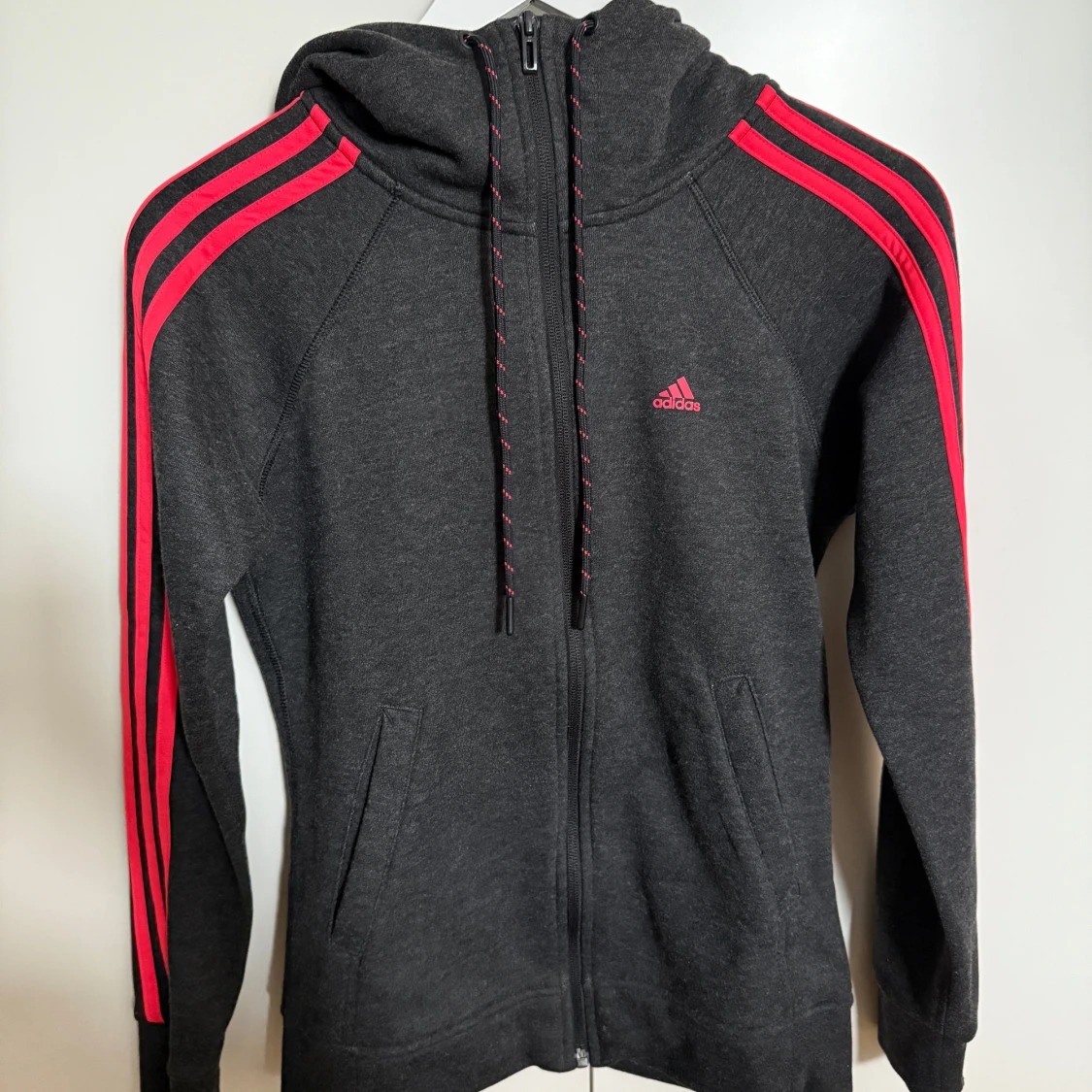 Mörkgrå hoodie från Adidas