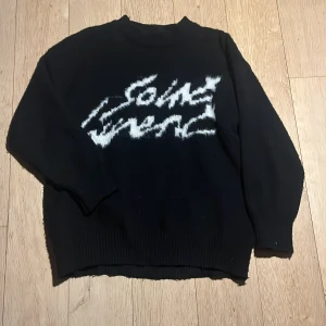 Saint laurent tröja S - Säljer en väldigt snygg Saint laurent tröja i stl S. Nypris ligger på ca 9k och tröjan är i cashmere. Hör av er vid funderingar.