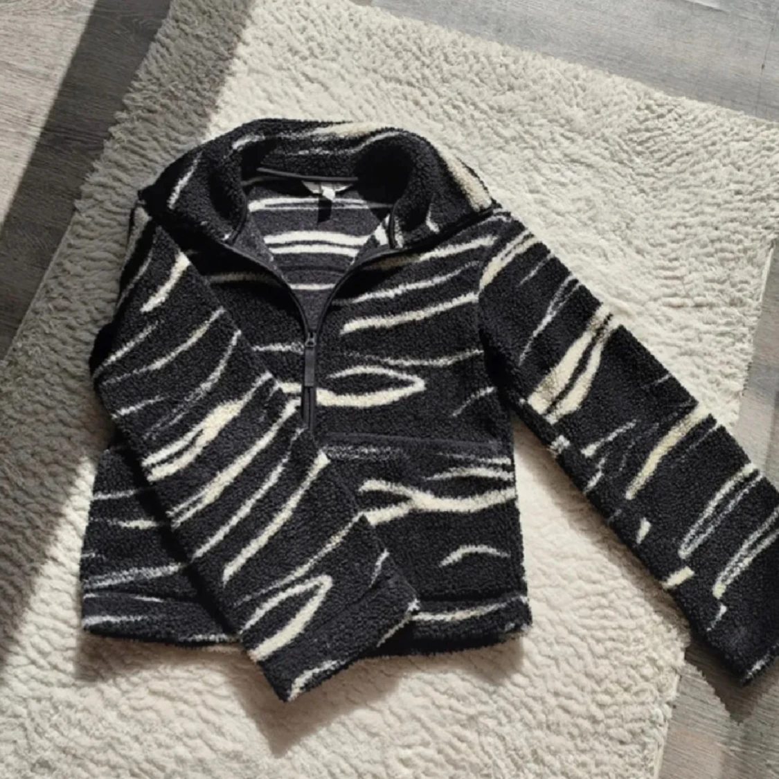 Svart och vit fleecejacka med zebramönster - 1
