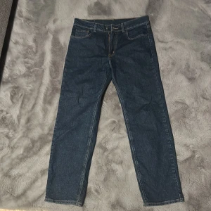 Blå jeans från Mc Gordon - Snygga blå jeans från Mc Gordon med klassisk femficksdesign och dragkedja. Perfekta för en avslappnad stil. De har en rak passform och är tillverkade i slitstarkt denim. Köpte de i fel storlek, de va lite för baggy på mig som är 182 och 76 kg. Sen varierar de med stil och så. Alltså köpta men aldrig använda mer än qtt sätta på mig de hemma.