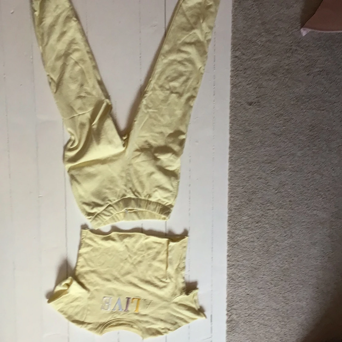 Gult sett med tryck "ALIVE"