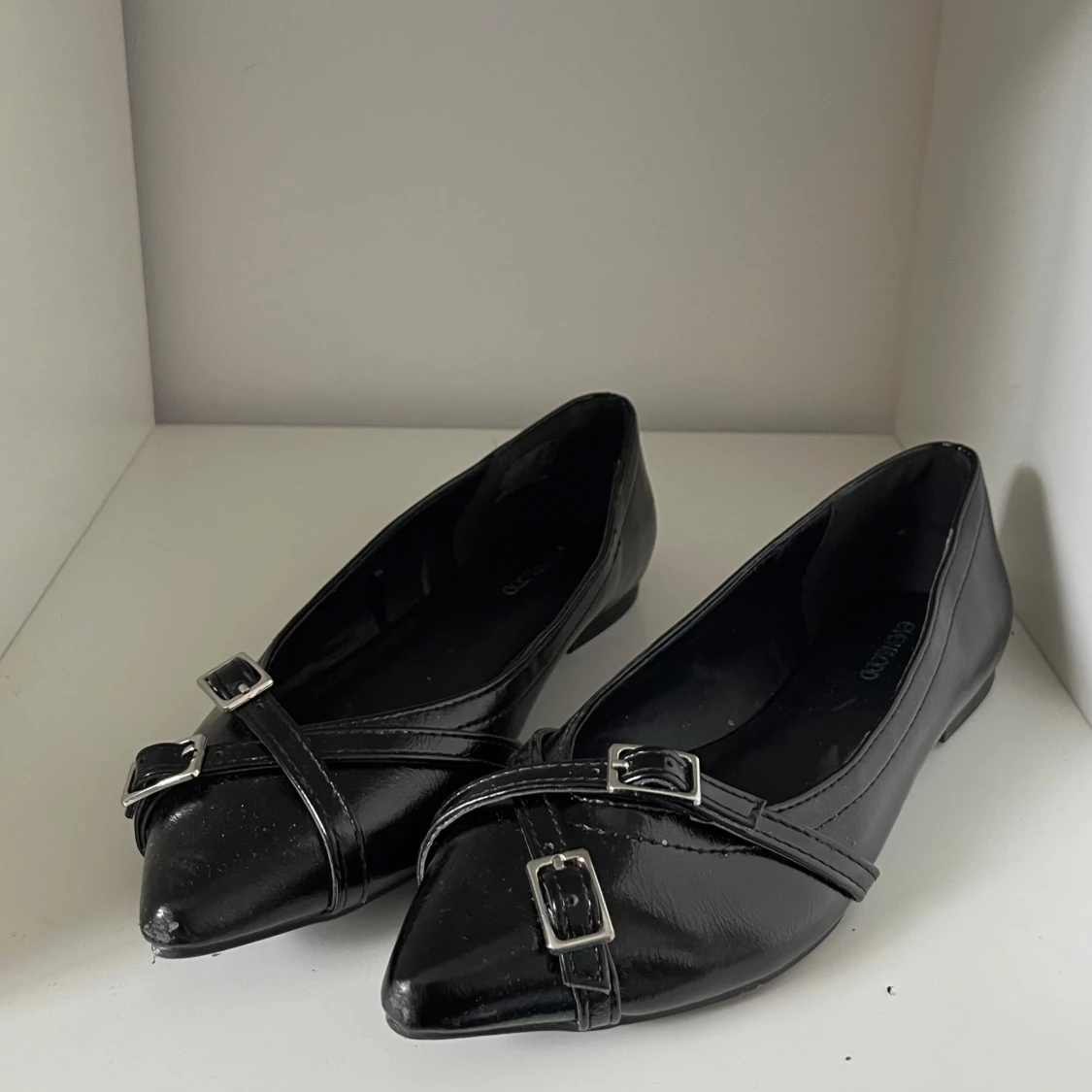 Svarta ballerinaskor med spänne - 1