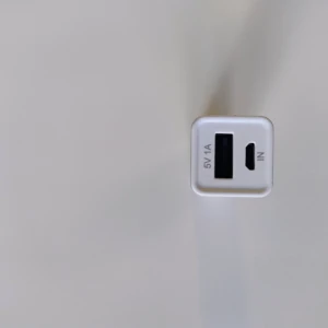 powerbank - En bra power bank funkar fint. (Kmr inte med laddare!)