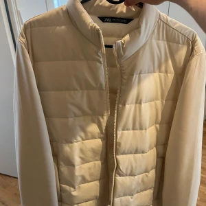 Cardigan från Zara - Snygg beige quiltad jacka från Zara helt ny , med inga defekter . Ny pris 699 mitt pris 250, tveka inte på frågor