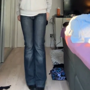 Blå bootcut jeans från B.Young - Snygga blå bootcut jeans från B.Young med broderade silver detaljer på bakfickorna🤩Säljer då de tyvärr inte kommer till användning💕Skriv vid fler frågor, priset kan diskuteras🩷EJ RETURER!🥰