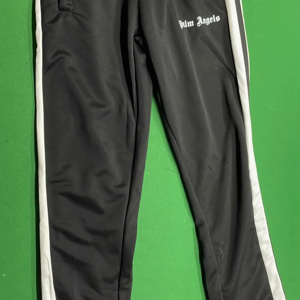 Säljer ett svart Palm Angels set , det är ej använd finns i STRL M hör av dig vid intresse🚚. Takit.
