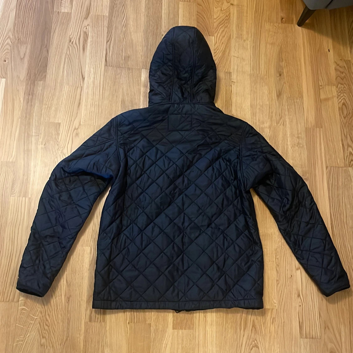 Svart quiltad jacka med huva från Barbour International - 2