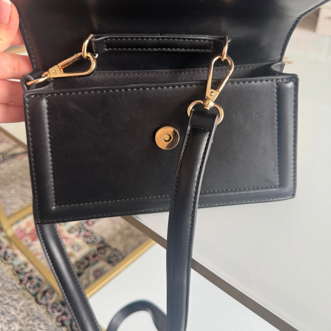 Svart axelväska i skinnimitation - 1