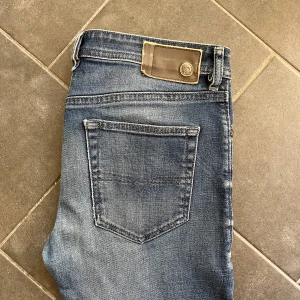 Diesel Jeans - Disel jeans i modellen ”Buster” med riktigt skön tvätt, storlek W31 L30. De är i fint skick och retail pris ligger dem på 1500 kr, skriv vid funderingar🙌