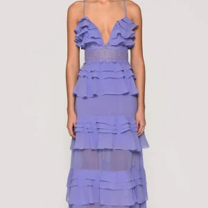 Ljuslila volangklänning med spetsdetaljer - Sååå fin  klänning från Truedecadence💜 Använd 1 gång. Nypris 2250. Storlek 6 vilket motsvarar 34. (Uppsydd nån centimeter)