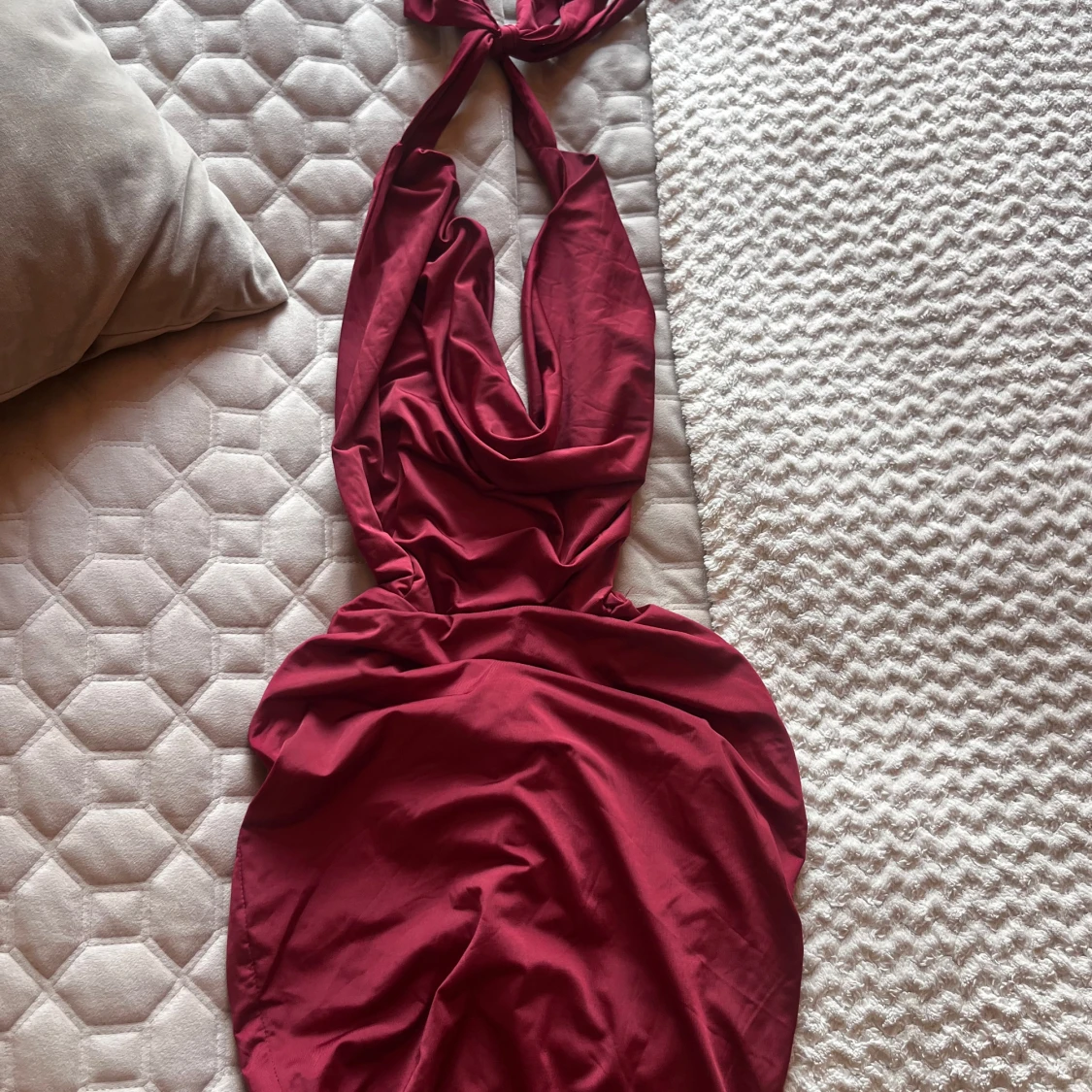 Vinröd halterneck klänning med drapering - 3