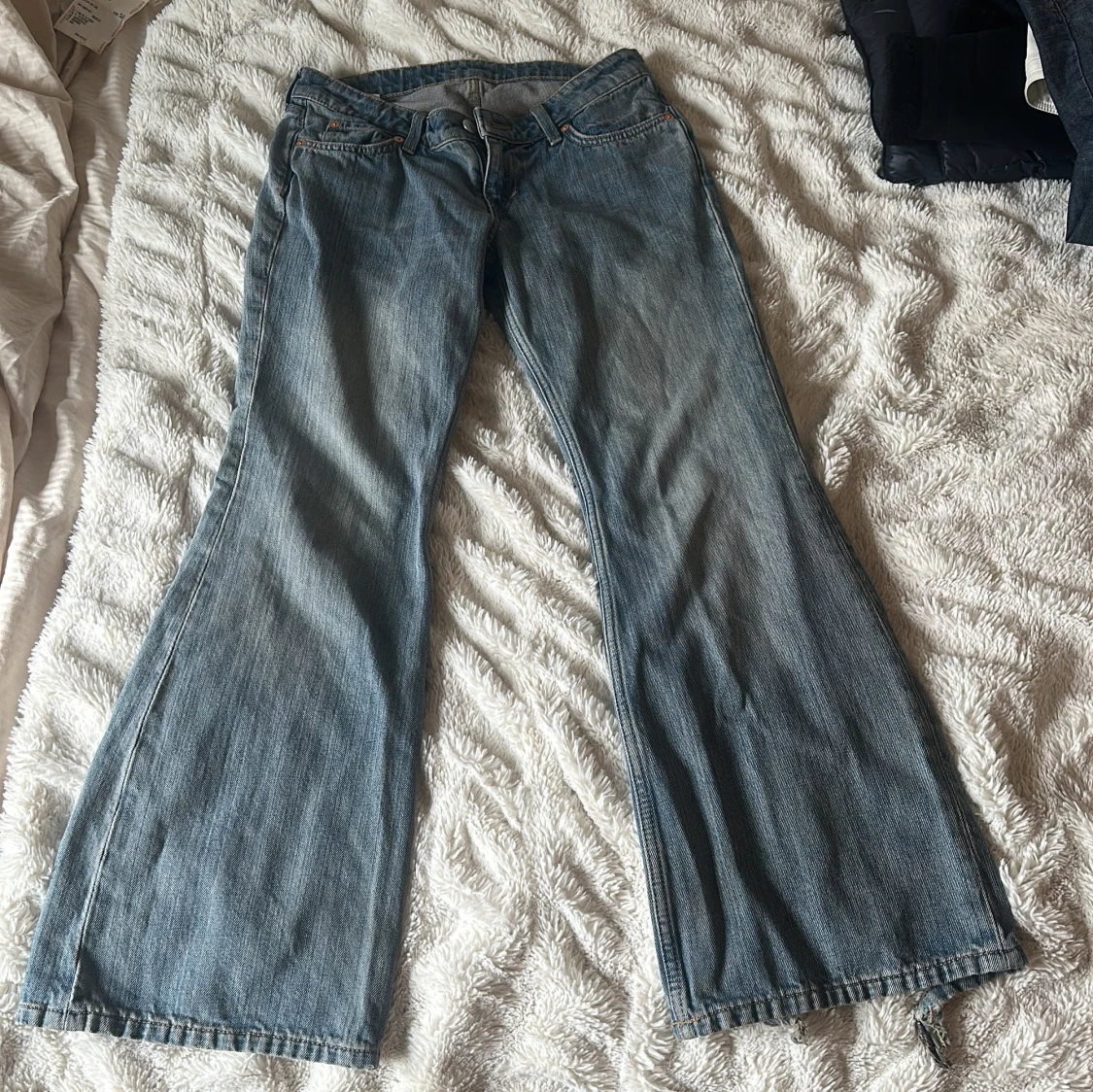 Blå bootcut jeans från Weekday