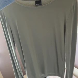 Grön långärmad topp från Gina Tricot - Säljer en grön långärmad tröja från Gina. Endast använd en gång. Skriv vid mer frågor. 