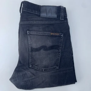 Raw Denim Nudie Jeans - Tja, säljer detta par feta Nudie Jeans i storlek W31 L32. De är i en slim fit och har inga defekter förutom en lagning på undersidan ni ser på sista bilden, men inget man ser vid användning. Hör av er vid frågor eller funderingar!