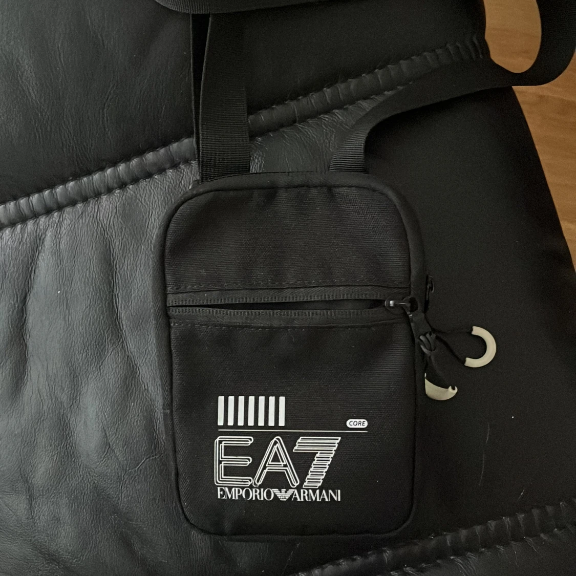 Svart axelväska från Emporio Armani EA7