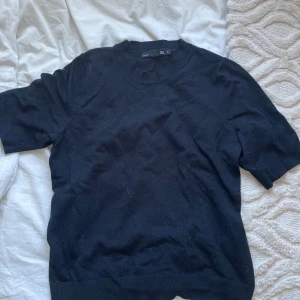 Mörkblå stickad T-shirt - Mörk blå stickad tshirt frön lager 157 i storlek S, bra skick k använt några gånger, säljer då den inte används längre💘
