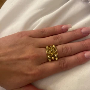 Edblad Ring - Säljer nu min ring från Edblad då den ej passar längre. Den har tappat lite färg på insidan med det är inget som syns när den bärs! Storleken är 18,5❤️ ordinarie pris 399 säljer för 200😊
