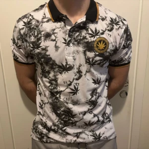 Vit och svart mönstrad pikétröja - Tröjan är i XL men passar L/M