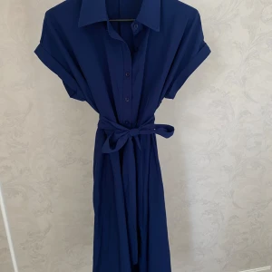 Marinblå skjortklänning med knytskärp - Oanvänd skjortklänning 