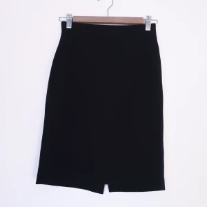 Pennkjol - Vila clothes strl M - Svart pennkjol med hög midja, har bara en slit på baksidan (den är lite kortare fram), ingen stretch, dragkedja bak. Slutar precis ovanför knäna på mig som är 165cm. Mått - 62cm i midjan ca 52,5 cm lång. Kan fixa fler bilder vid intresse! 