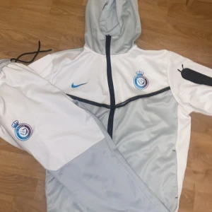 Al nassr Nike tech tracksuit - Säljer denna vackra tracksuit i storlek L. Både byxor och hoodie. Använt i några månader men fortfarande i bra skick. Den är svår att få tag på men riktigt snygg. Pris ej hugget i sten, hör gärna av vid frågor!