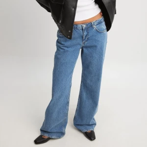 Blå low waist jeans - Säljer dessa fina jeans från nakd. Beställde två par och tog den andra storleken så pris lapp och allt är kvar, endast testade💕så helt nya! Nytt pris 699 kr men säljer för 385 kr🌟