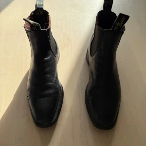 RM Williams  - Svarta boots från RM Williams, något använda men inget som påverkar skon. Nypris runt 5.900 kr