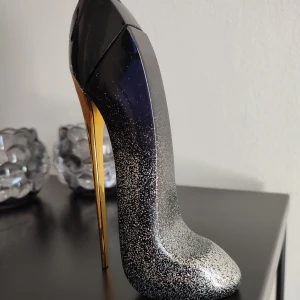 Carolina Herrera Good Girl Supreme perfume - Carolina Herrera Good Girl Supreme 80ml. Almost a full bottle. Unfortunately the heel is a bit beaten up, it's a little wobbly but as you can see you can still place it as usual. It's a gap between the heel and the actual bottle. You can still spray with it as usual. [❗📦 DELIVERY INFORMATION: I am able to ship with Instabox on Fridays only, since I dont have one near me! Postnord I can ship with everyday.]