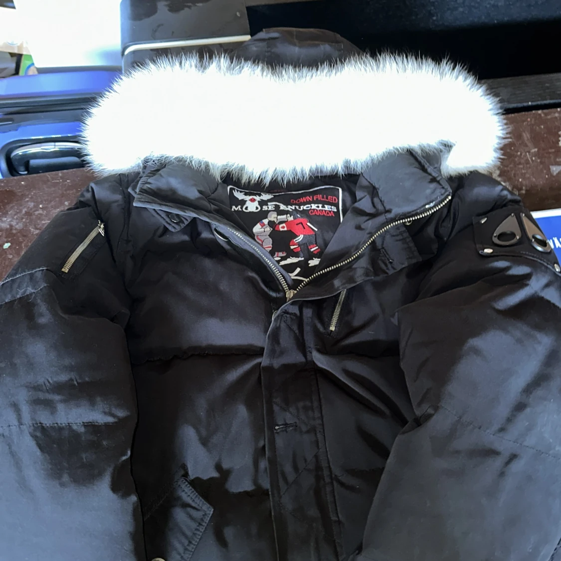 Svart dunjacka med pälskant från Moose Knuckles