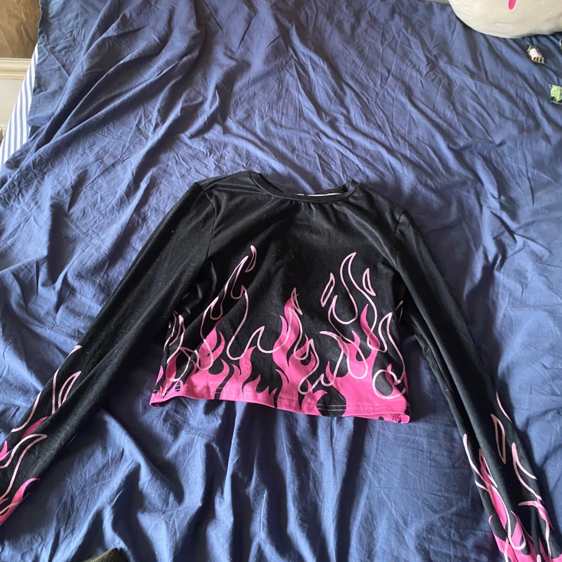 Svart och rosa croppad långärmad topp med flames