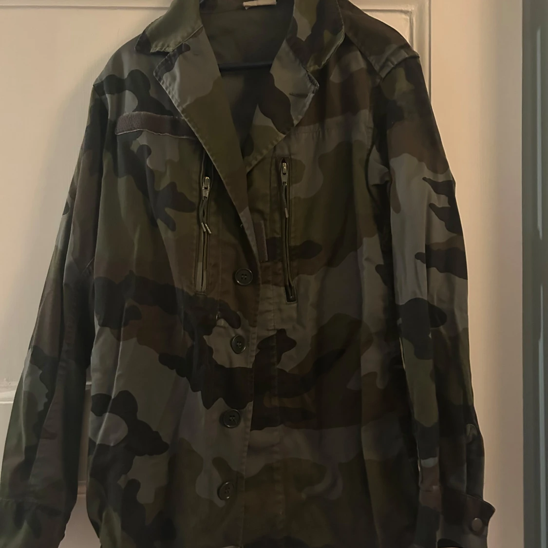 Camouflagejacka med dragkedjor från Quatre filles