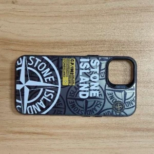Svart mobilskal med Stone Island-tryck - Dm vid intresse så köper ja din iPhones skal!! Leverans om cirka  7 veckor!! Håll unik koll så ja köper den du vill ha!! Pris kan diskuteras!!! 