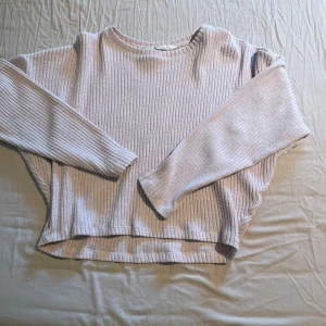 Rosa långärmad från H&M - En fin rosa, ribbad, kroppad långärmad från H&M. Jätteskönt material och luftig